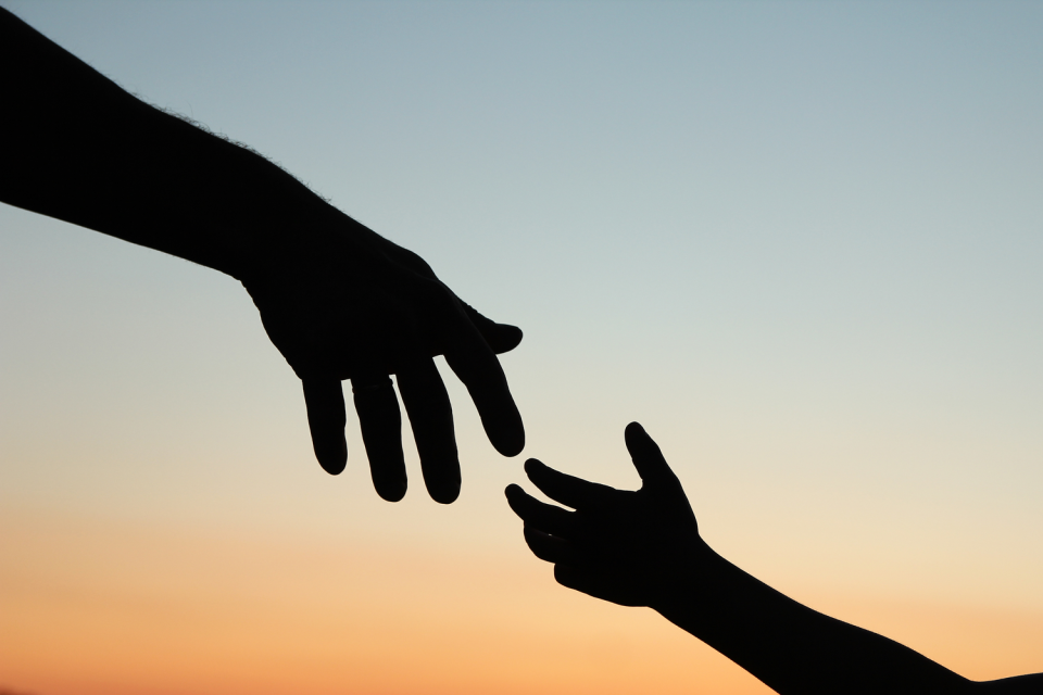 hands_reaching
