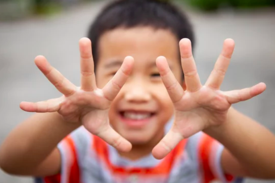 kid showing 10 fingers